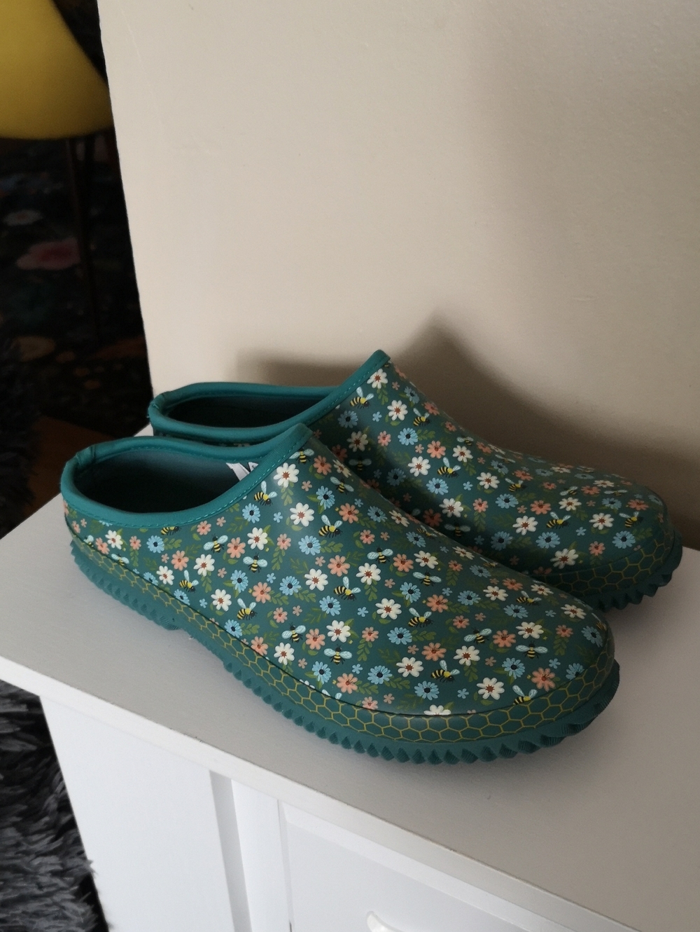 Brand New with Box Elements Women's Slip-on Shoes Floral & Bee Design Size 9